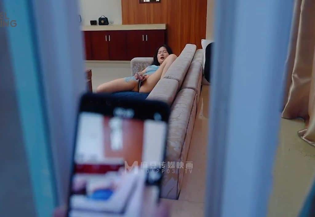 Đột nhập địt em hàng xóm đang thủ dâm